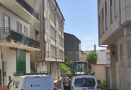 Comeza a substitución da tubaxe de auga na rúa Leiras Pulpeiro
